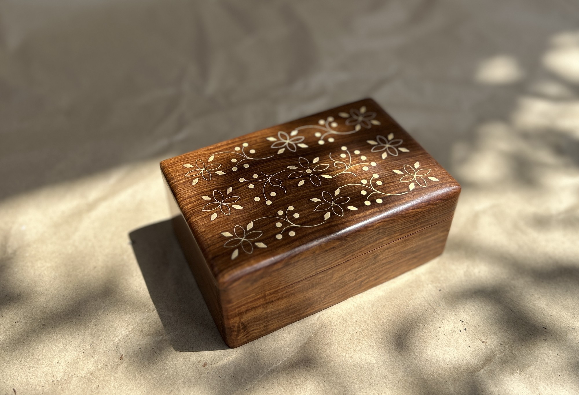Holz-Schatulle mit Messingintarsien, braun, gold, B 15 cm, L 10 cm, H 6,5 cm von fischer's lagerhaus