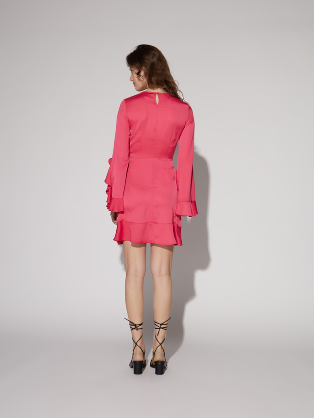 Robe courte cintrée à volants