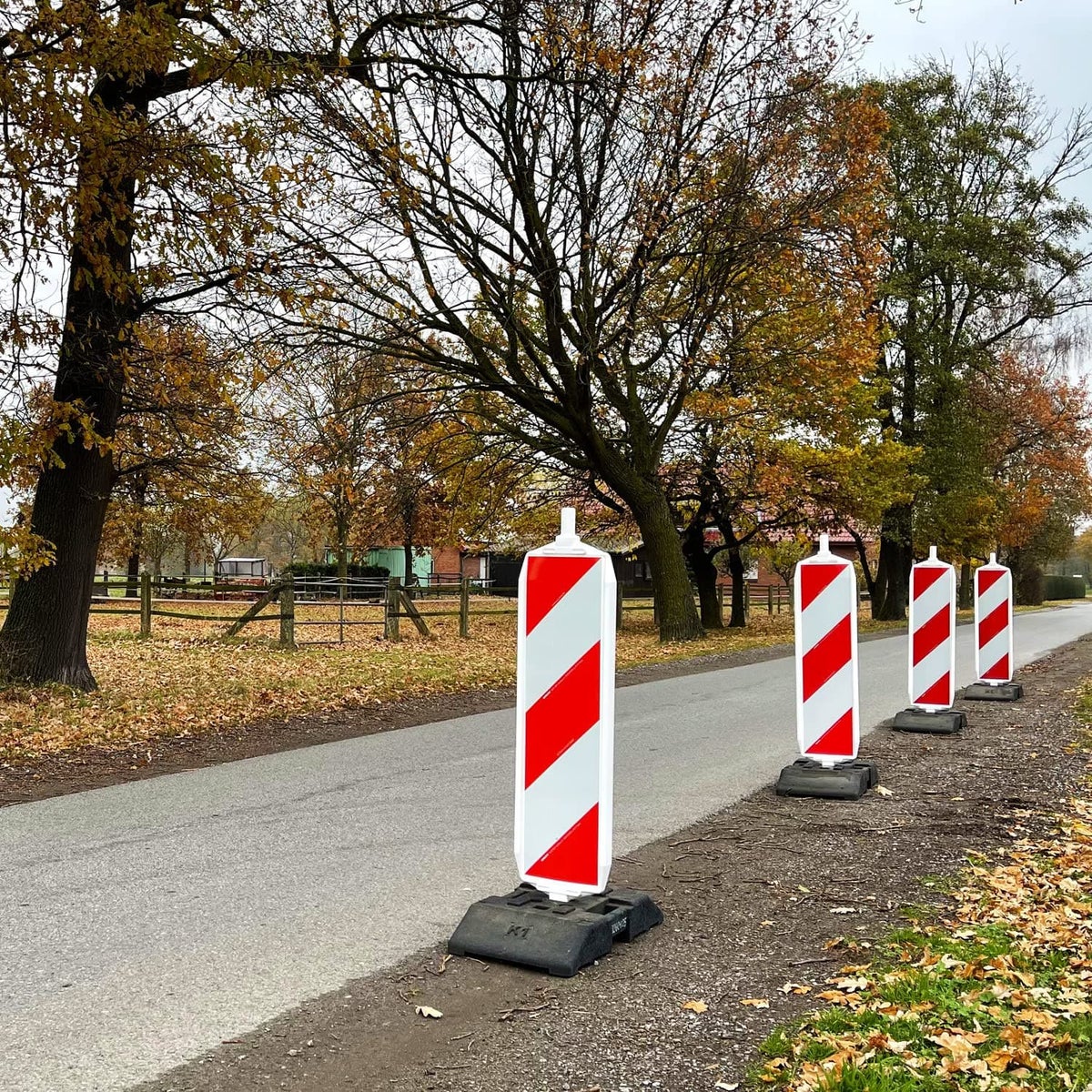 UVV-wegwijzervoetplaat (18 / 30 kg) bouwplaats rood/wit of magazijngeel, zwart / RA1 rood/wit / K0 (18 kg) / zonder bouwplaatsverlichting