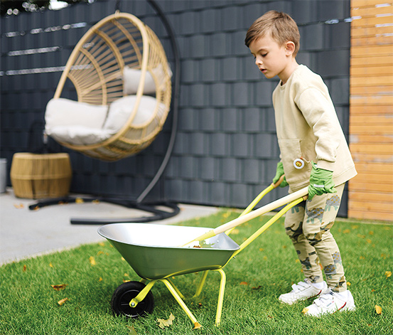 small foot Schubkarre mit Gartenwerkzeug