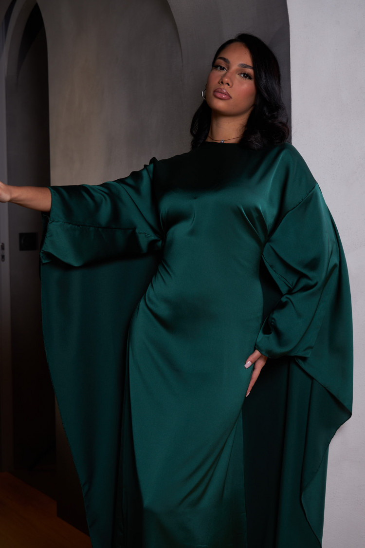 Robe ample ceinturée et satinée verte avec empiècement cape