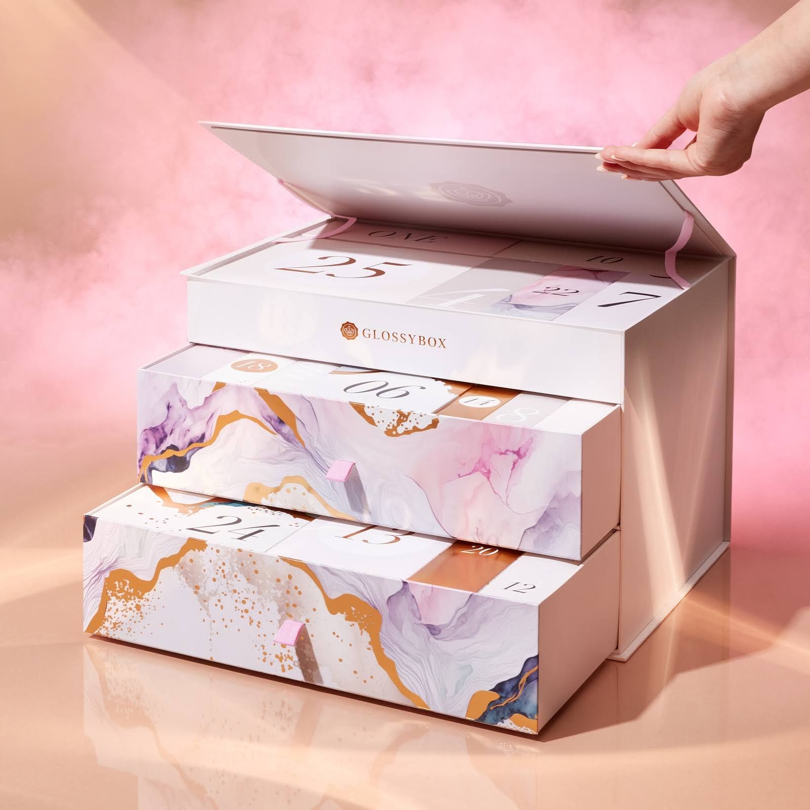 GLOSSYBOX Adventskalender 2024 (Wert, 705 €)