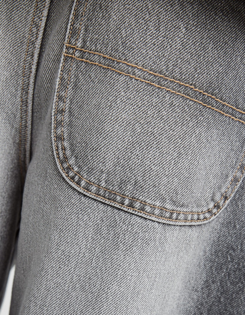calça jeans estilo skater com efeito desbotado