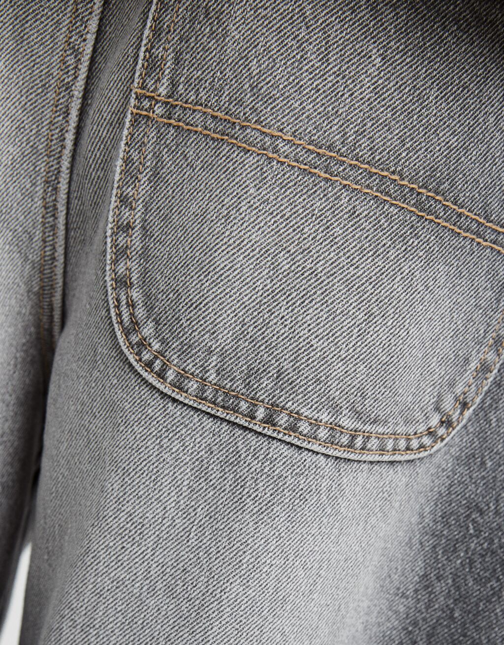 calça jeans estilo skater com efeito desbotado