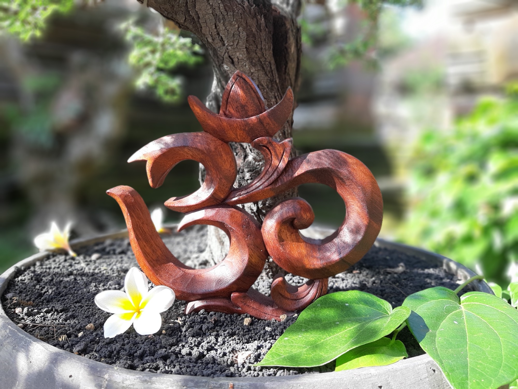 Abstrakt 'OM', Suarholz, B 20,5 cm, H 20 cm, L 5,7 cm von fischer's lagerhaus