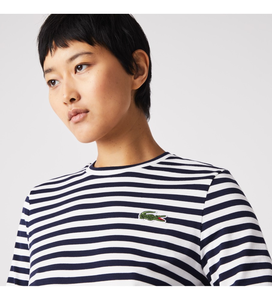 Camiseta Lacoste com logo azul-marinho e detalhes em branco.