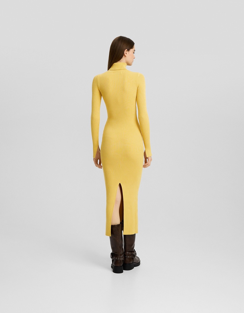 Vestido midi de malha canelada com mangas compridas e gola alta com fendas.