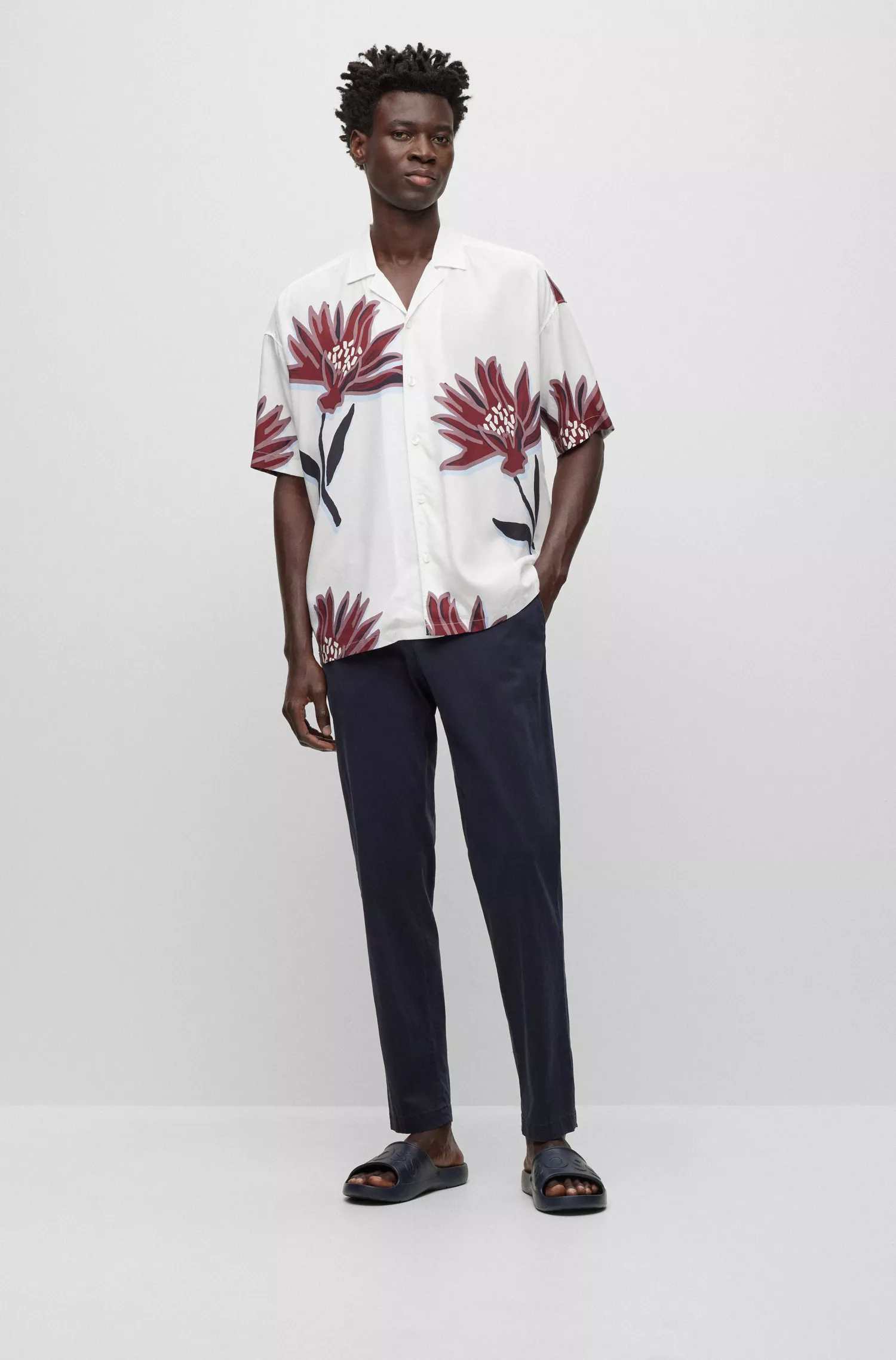Calça BOSS preta, corte slim, com cintura ajustável por cordão, em tecido elástico.