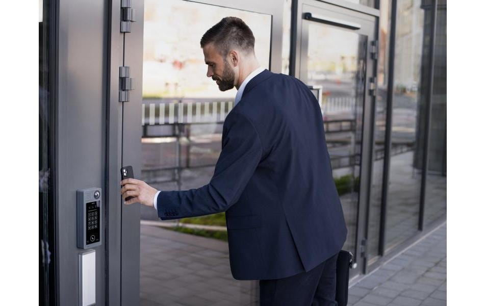 Türcontroller A1610<br>Vielseitiger, Edge-basierter Tür-Controller für zwei Zugänge