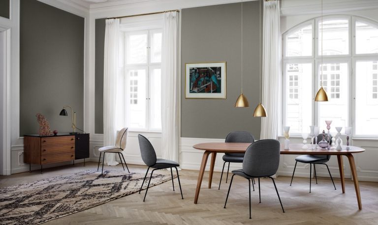 Gubi Beetle stoel, onderstel zwart, leer zwart, biezen zwart