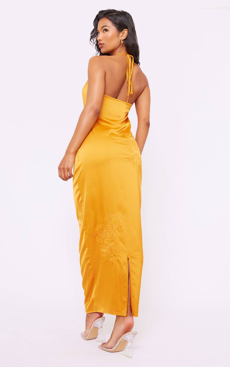 Tangerine Robe Longue Satinée À Broderie Florale Et Col Bénitier