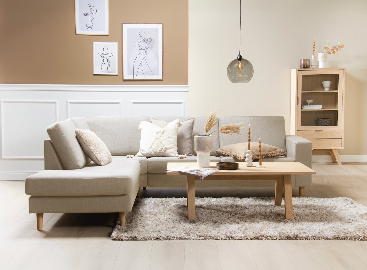 Hedda hjørnesofa 2,5 seter med åpen ende venstre. Tekstil Brooklyn 9 Cappuccino med hvitoljede eikeben (1) og 18 cm arm (F).