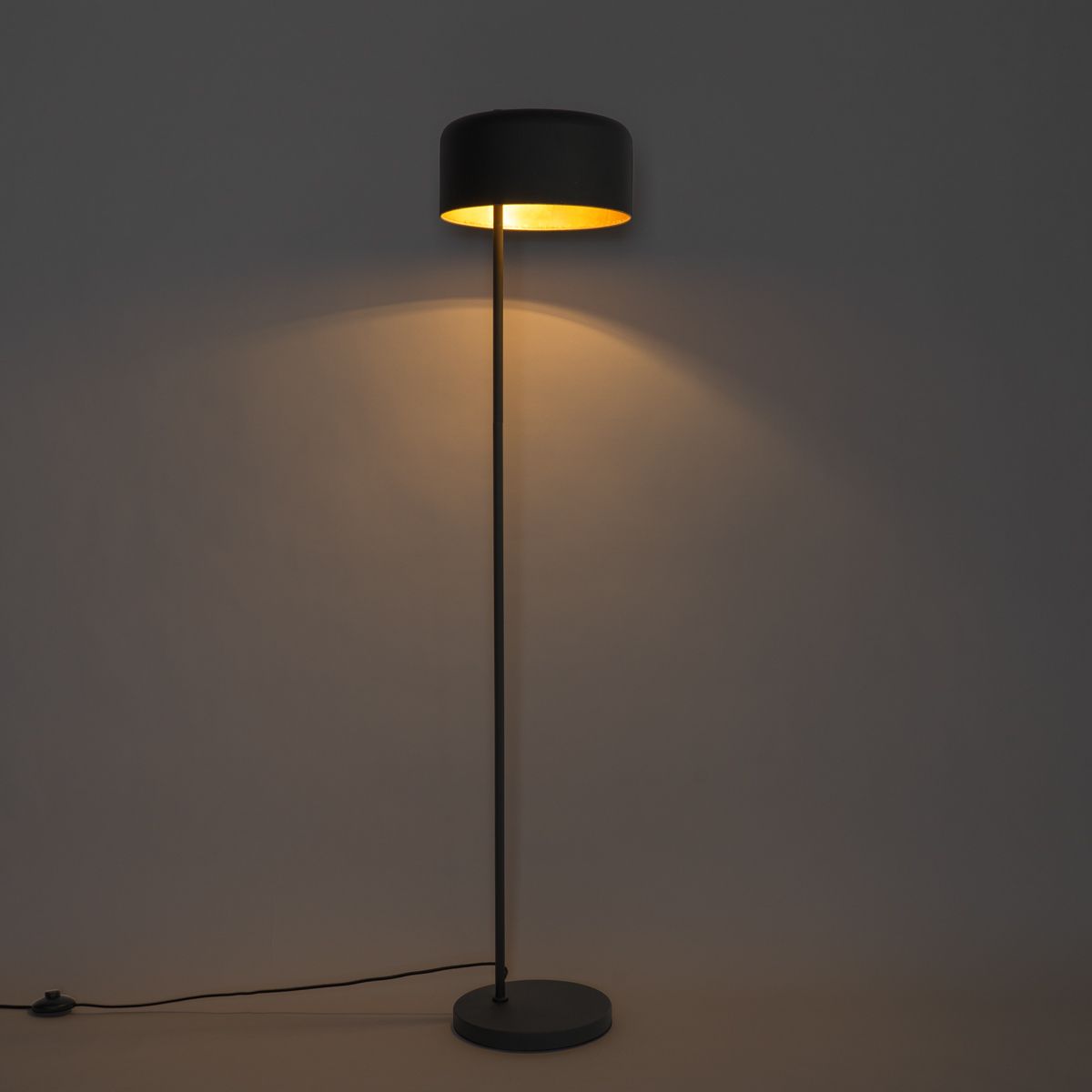 Retro vloerlamp zwart met gouden binnenkant - Jinte