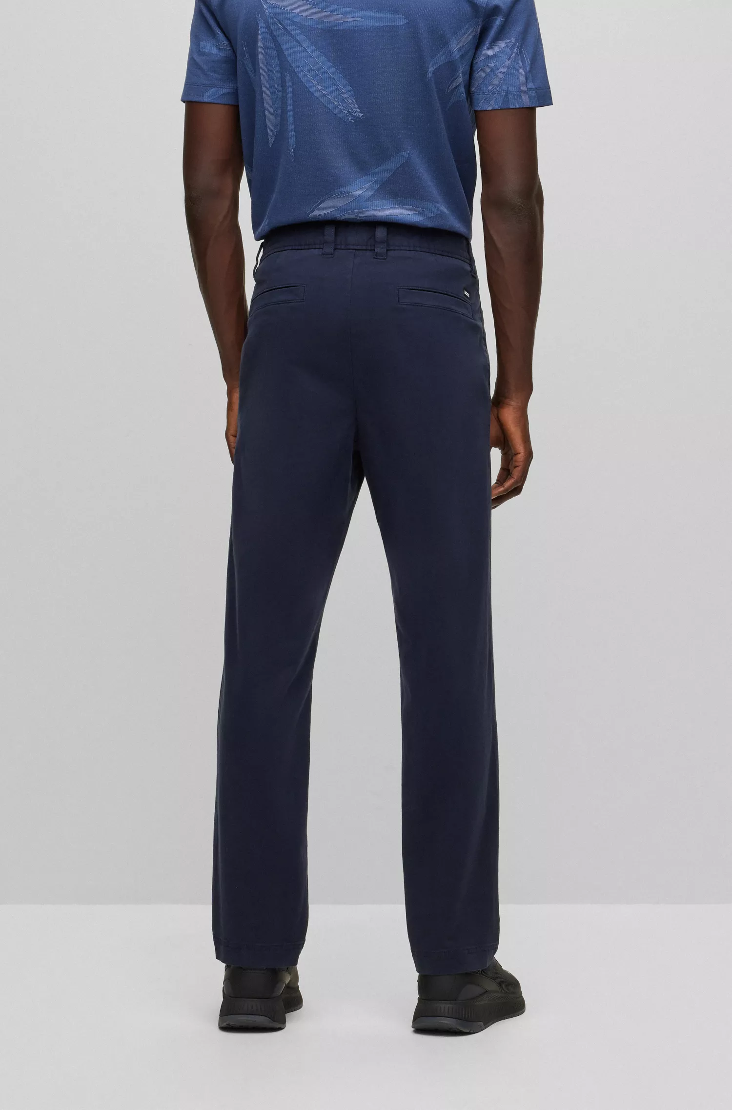 Calça chino BOSS preta, corte regular, em sarja de algodão stretch.