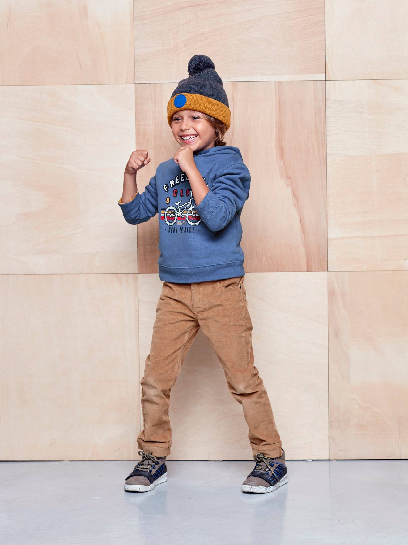 Calças de veludo cotelê slim-fit para meninos, bege médio, lisas com estampas.