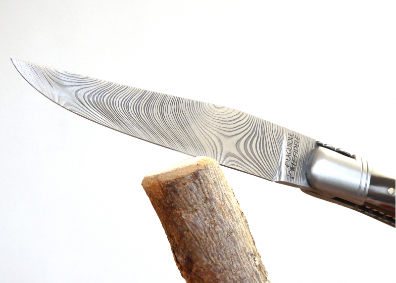 Couteau Laguiole avec une lame Damas et un manche en Corne Blonde