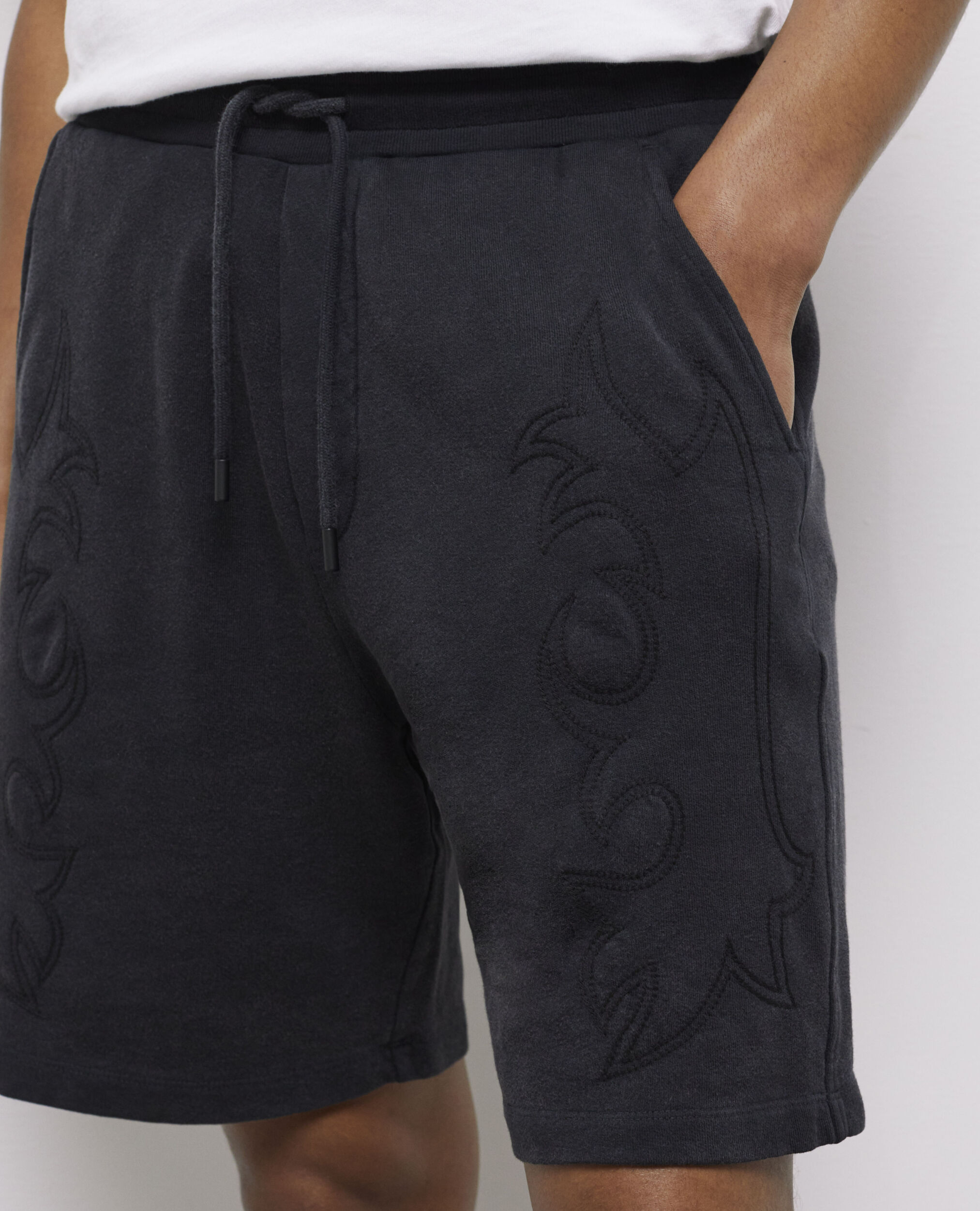 Short noir molletonné avec broderies Western