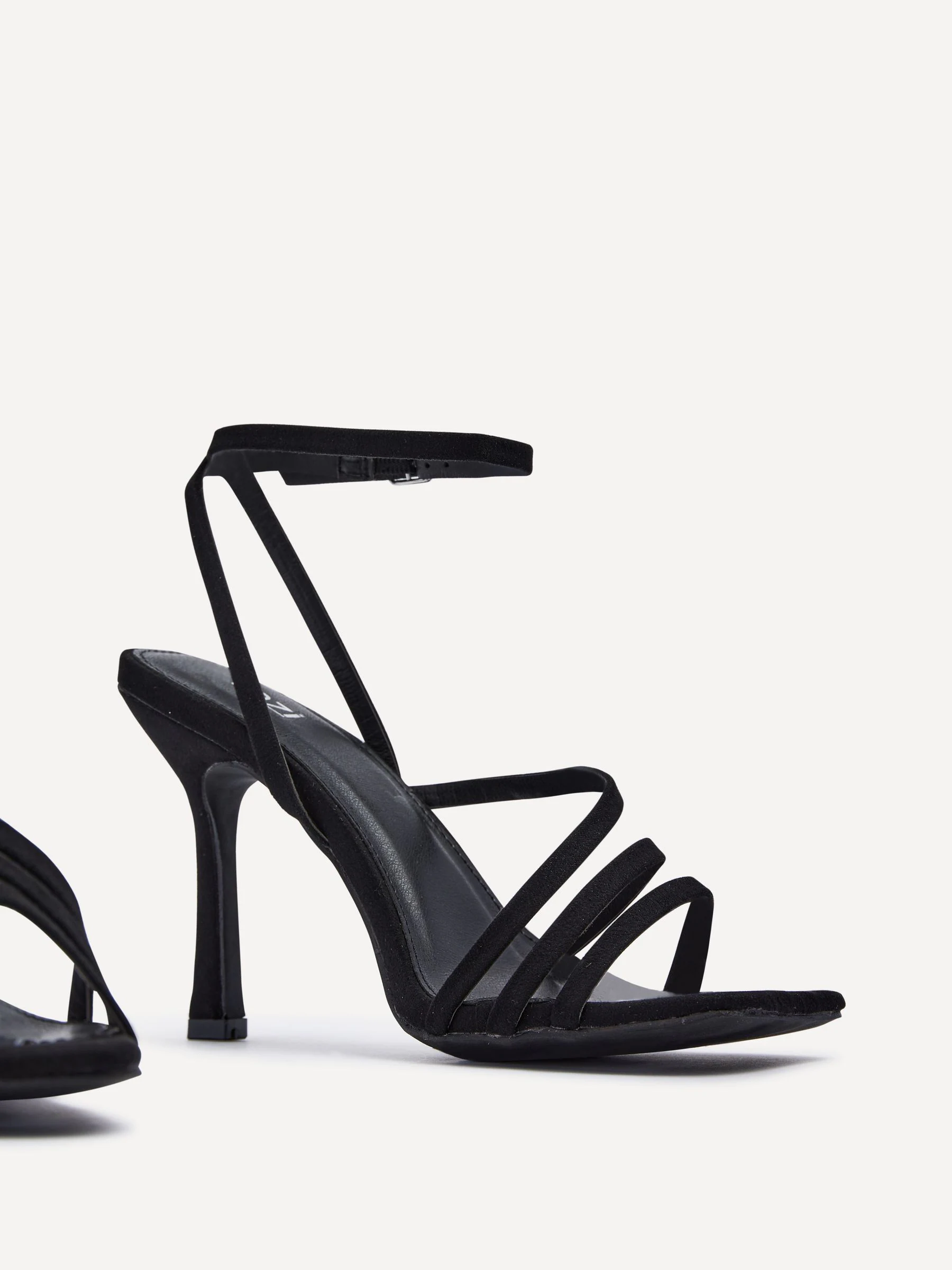 Zwart - Linzi Scarlett sandalen met bandjes, hak en enkelbandje