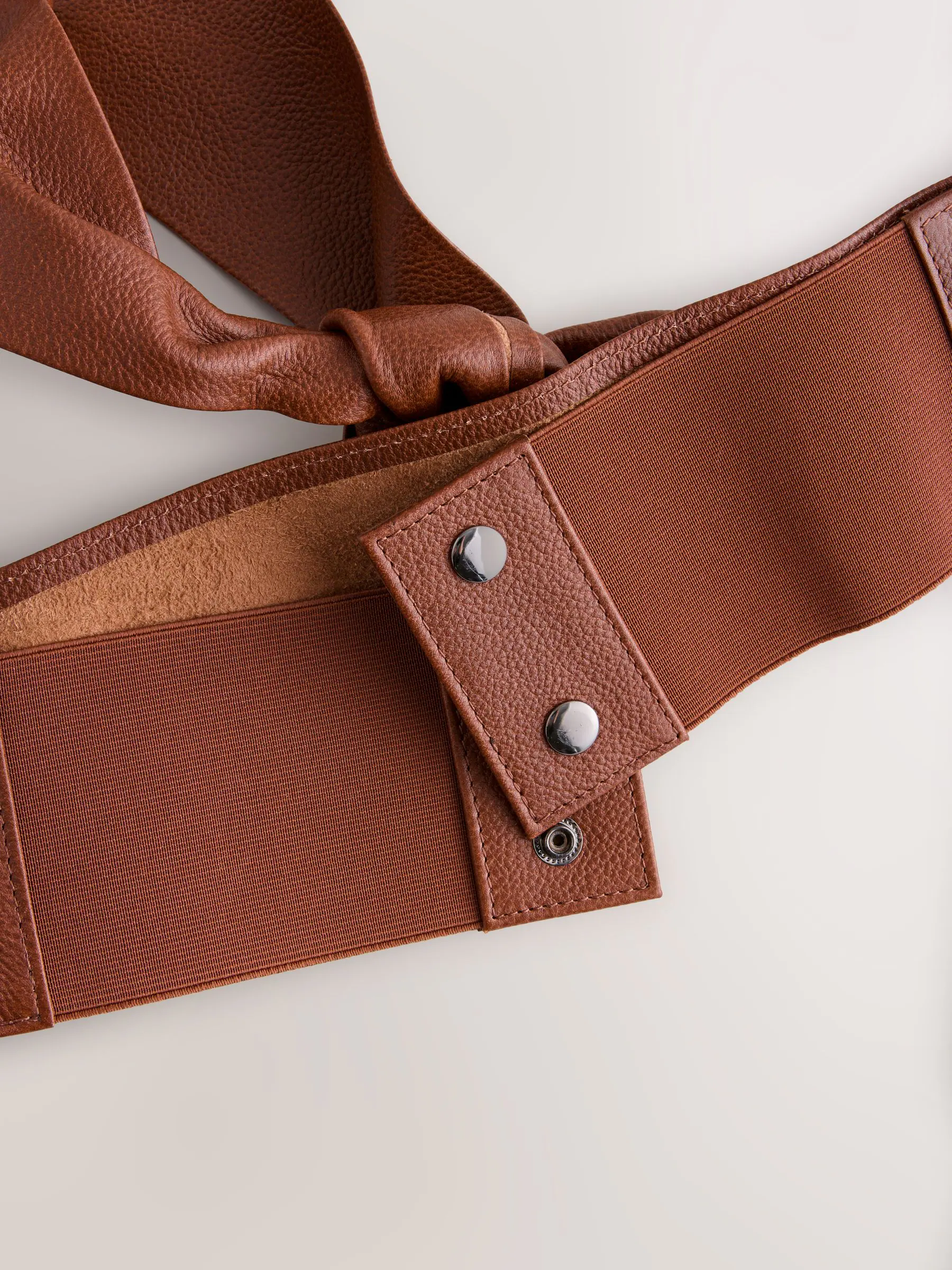 Lichtbruin - Brede leren riem met knoopdetail