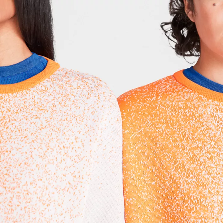 Camiseta feminina Timberland x Suzanne Oude Hengel Future73 SS Knit na cor laranja.