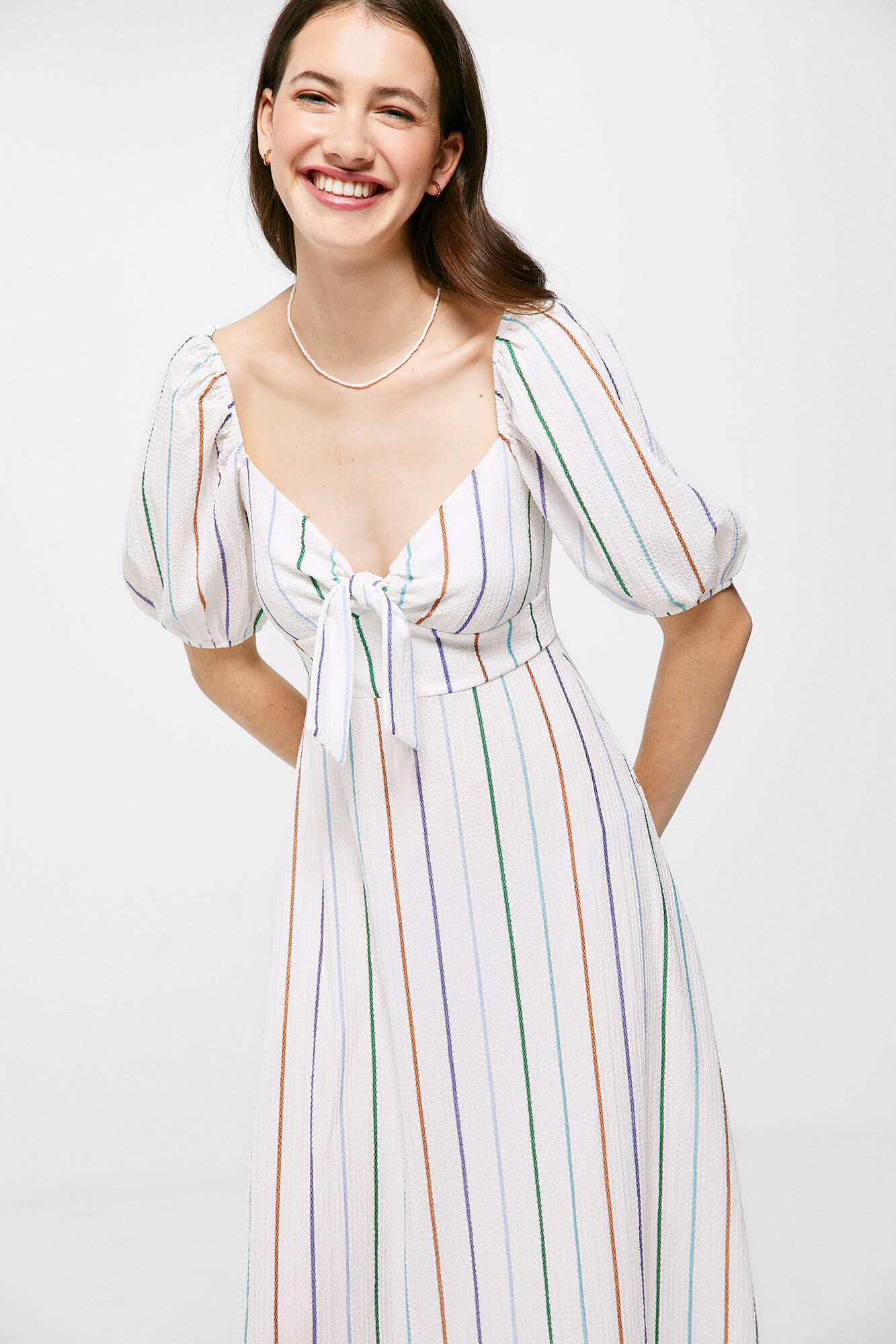 Vestido midi listrado com decote laço - Branco