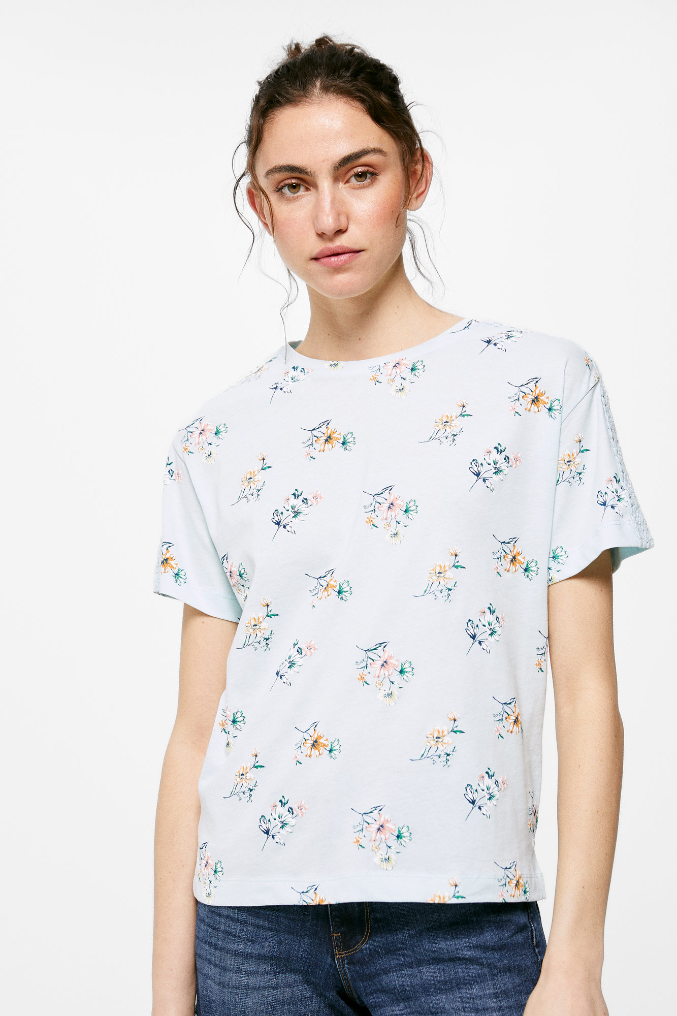 Camiseta CROC™et com estampa de ombro