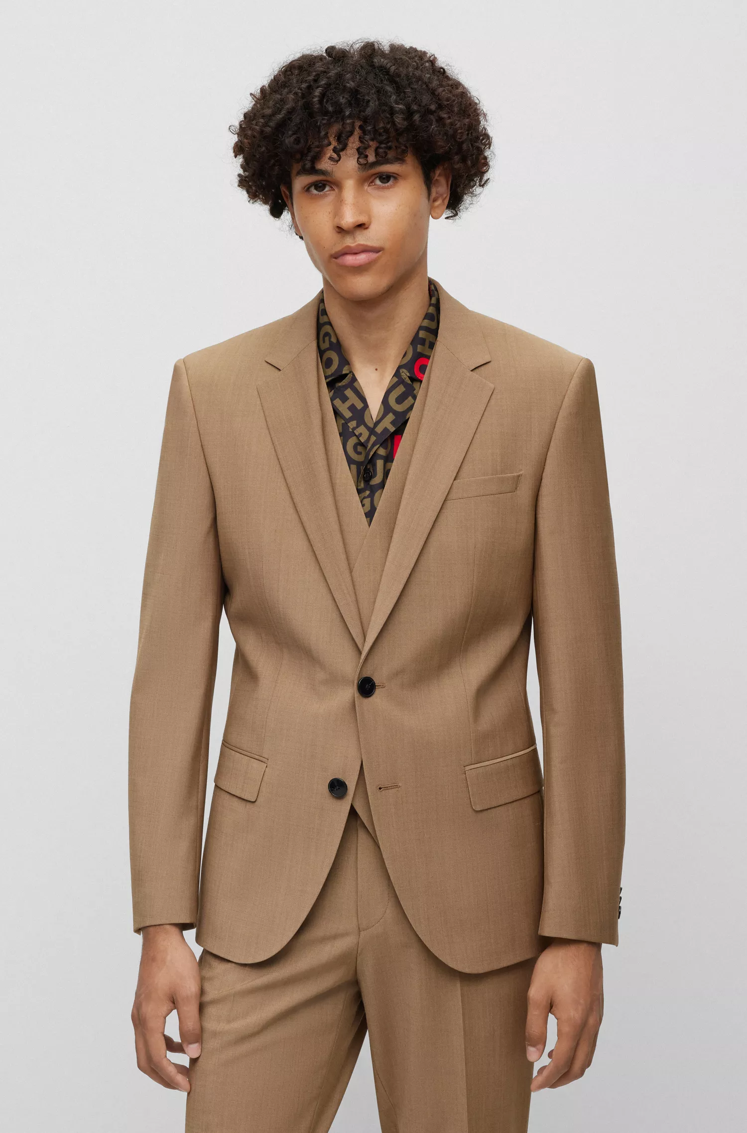 Terno HUGO vermelho de três peças, corte slim, em tecido com aparência de mohair.