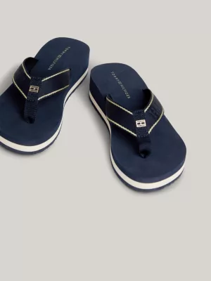 Chinelo de dedo com placa de bandeira