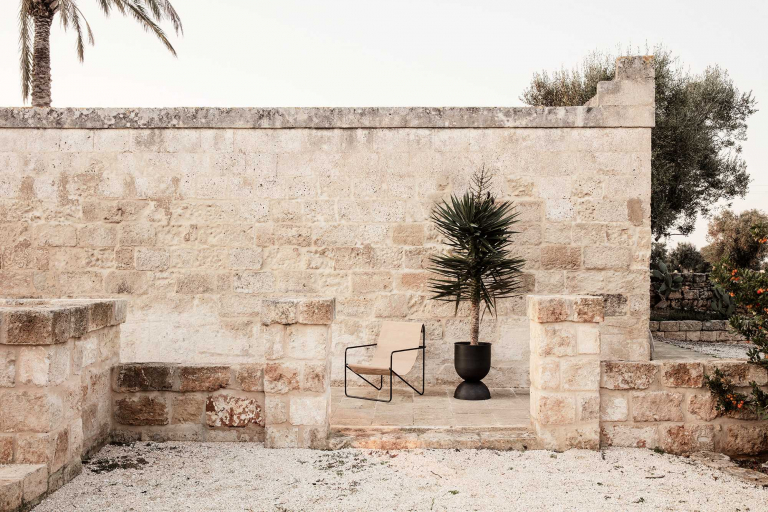 Ferm Living Desert fauteuil zwart onderstel Black/Soil