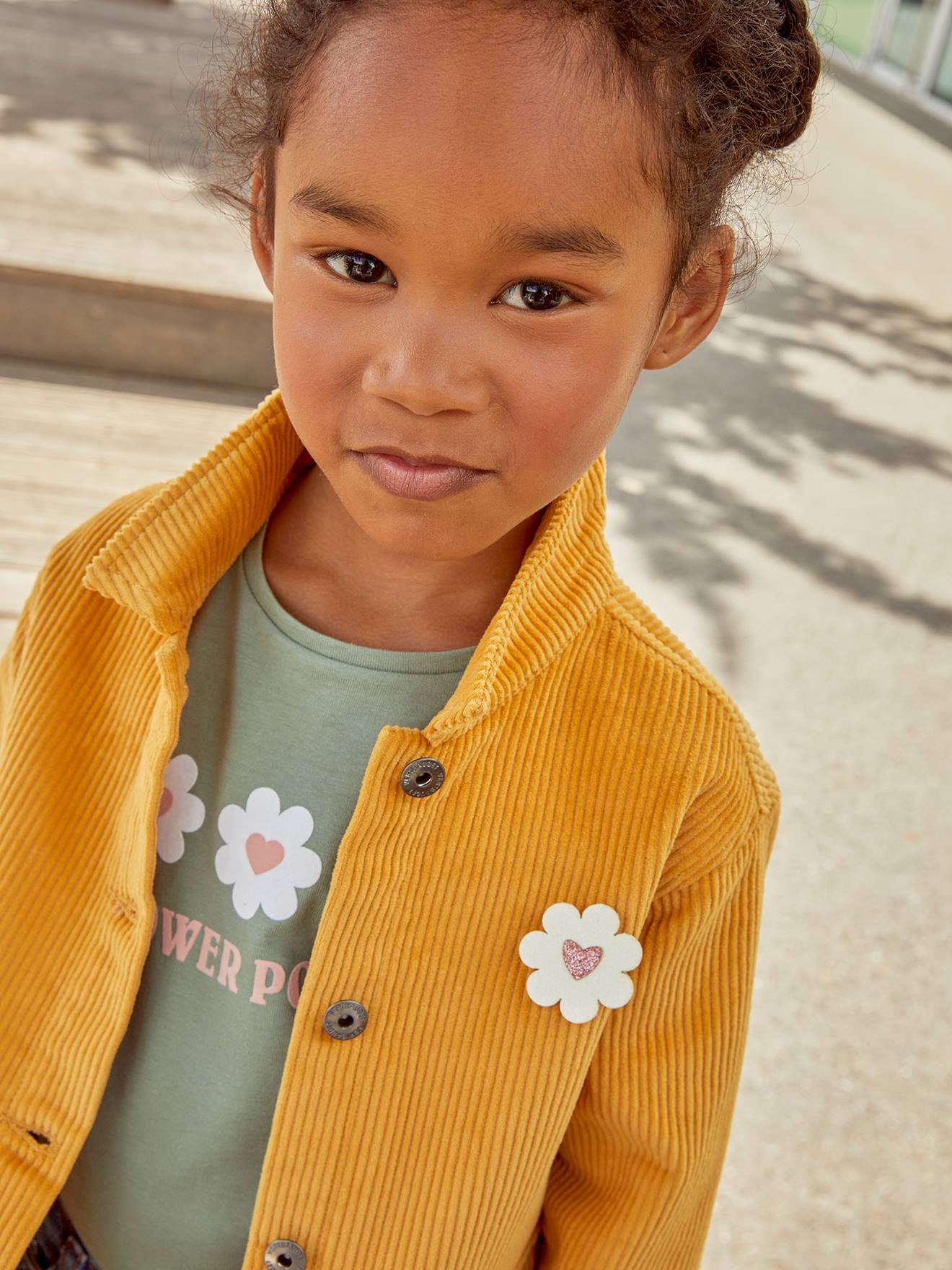 Camiseta floral com detalhes aveludados, camiseta lisa verde-médio infantil com estampas.