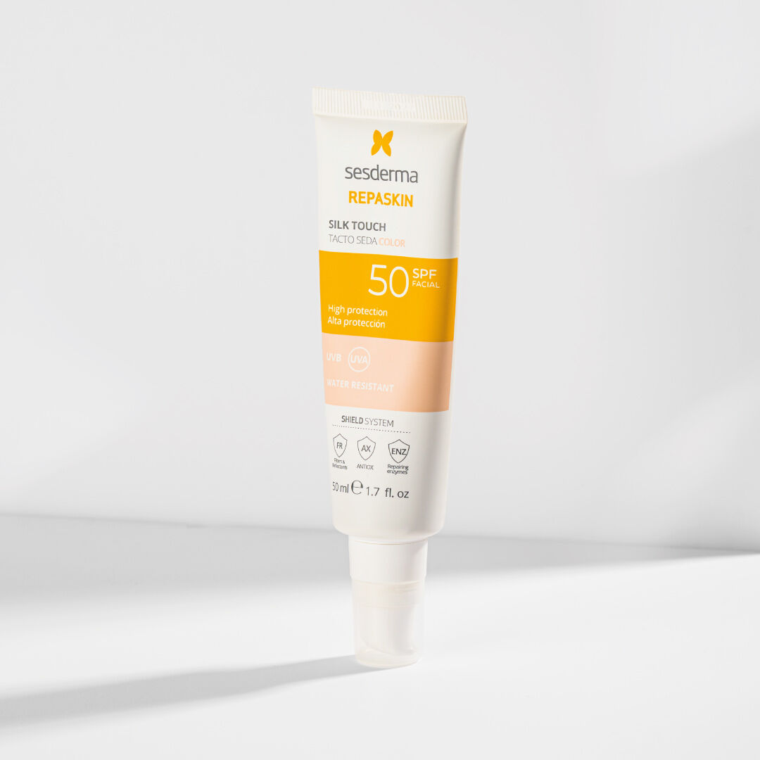 SESDERMA  Repaskin Fotoprotetor Facial SPF50 Toque Seda com Cor - 50ml
