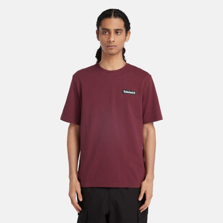 Camiseta unissex de tecido pesado com emblema na cor bordô.