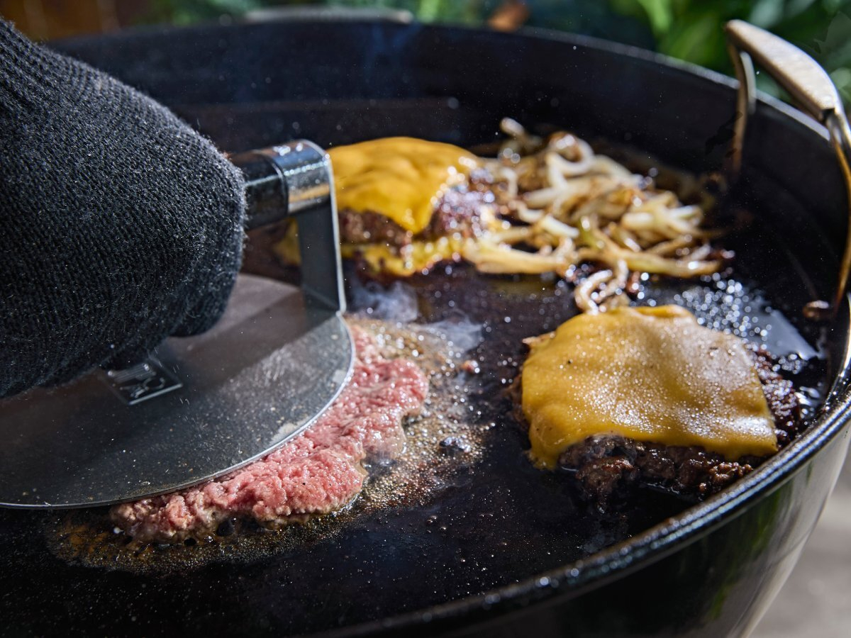 Weber Plancha smashed hamburgerpers
