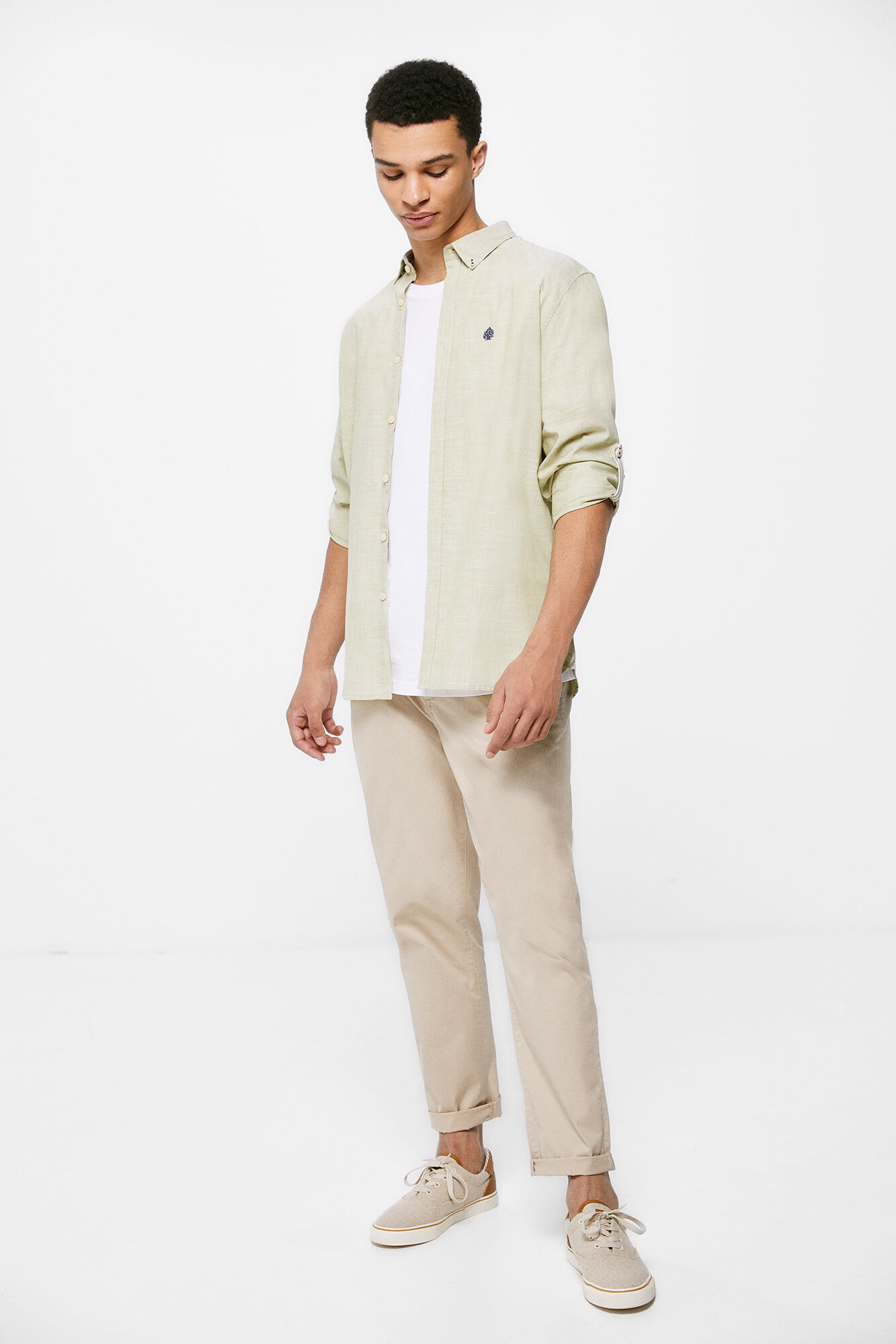 Camisa leve na cor verde.