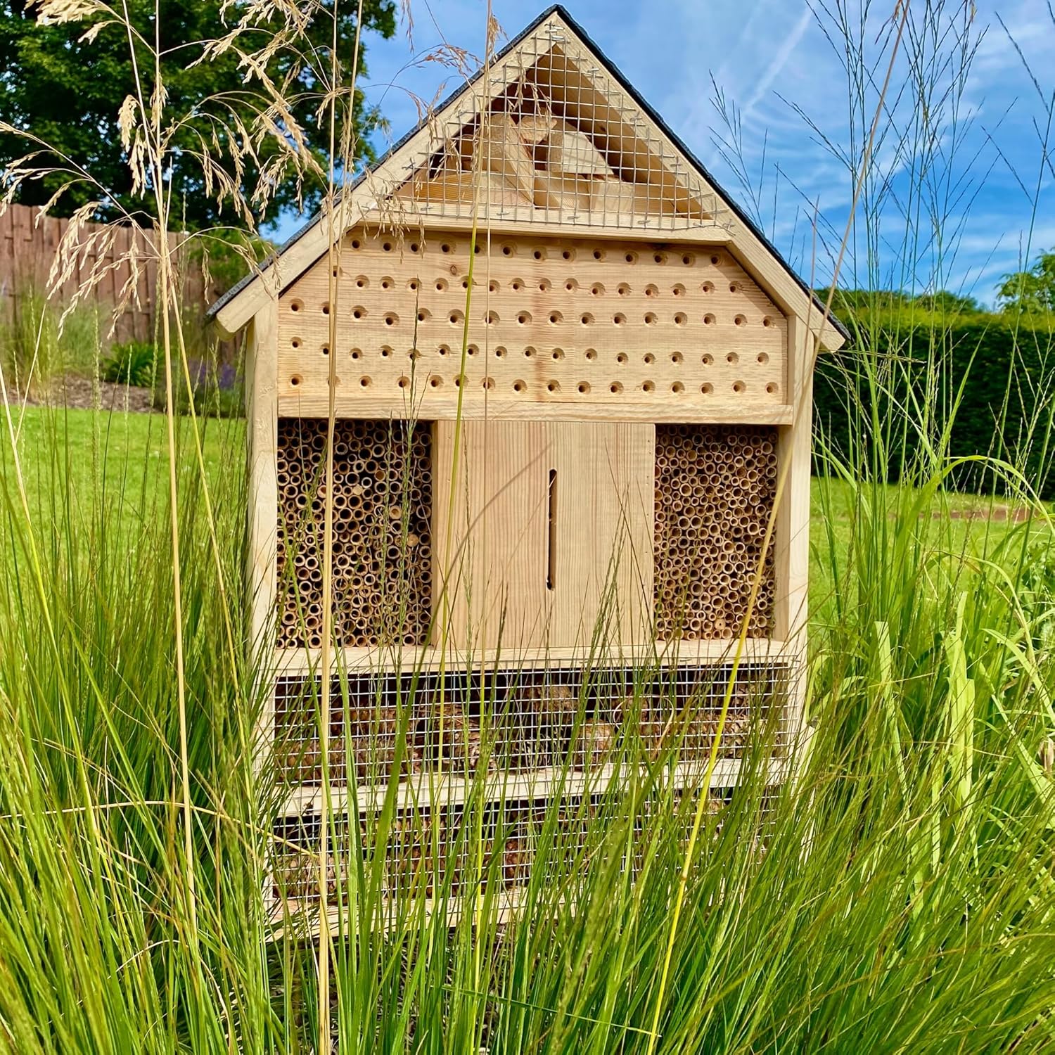 GARTENETAGE Insektenhotel XXL mit Schieferdach/Naturbelassenes, massives Insektenhaus & Bienenhotel/Insektenhotel zum Aufstellen mit Pfählen, witterungsbeständig/Marienkäferhaus, Schmetterlingshaus