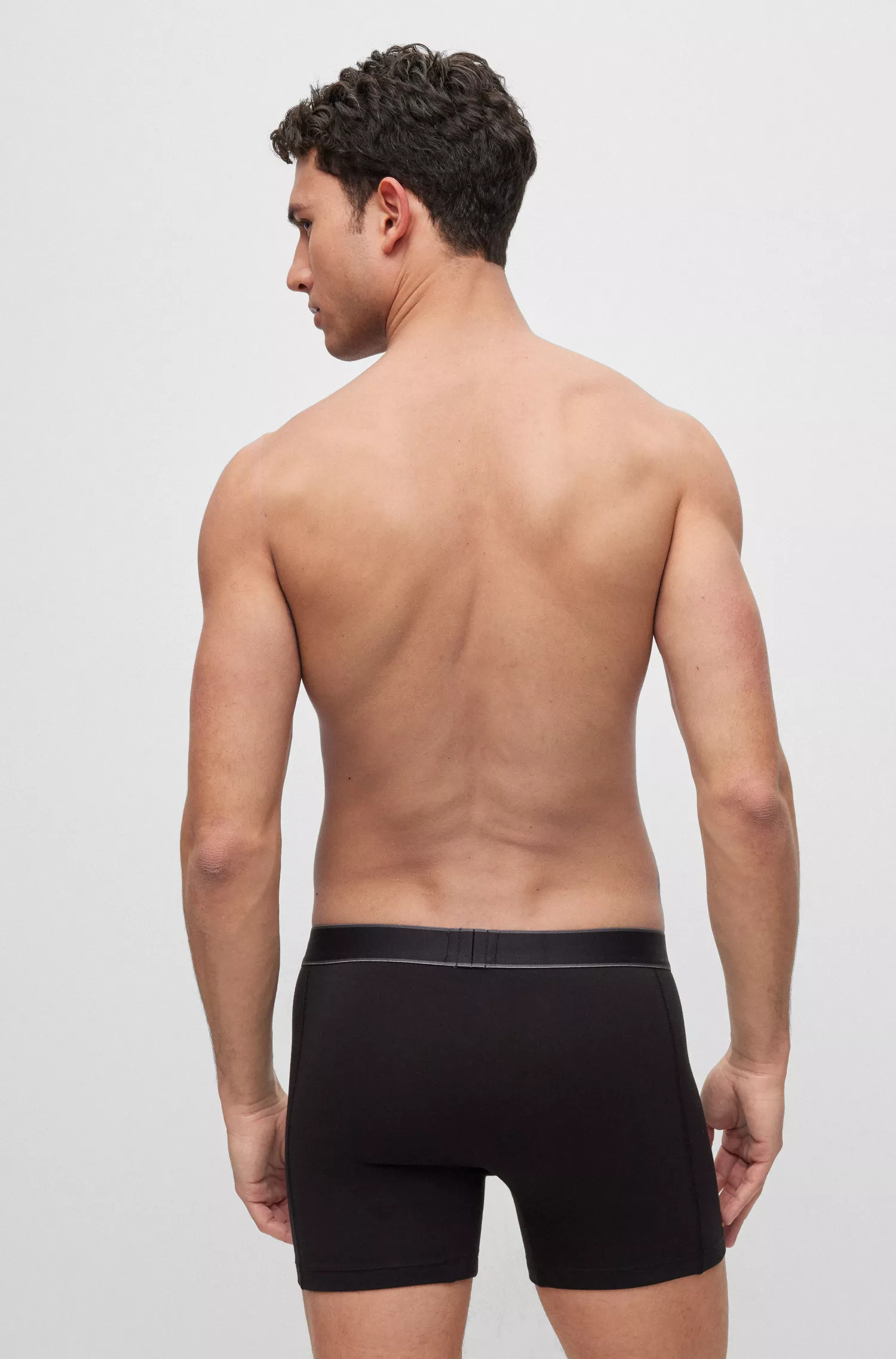 Cuecas boxer BOSS pretas em algodão elástico com listras e logotipos.