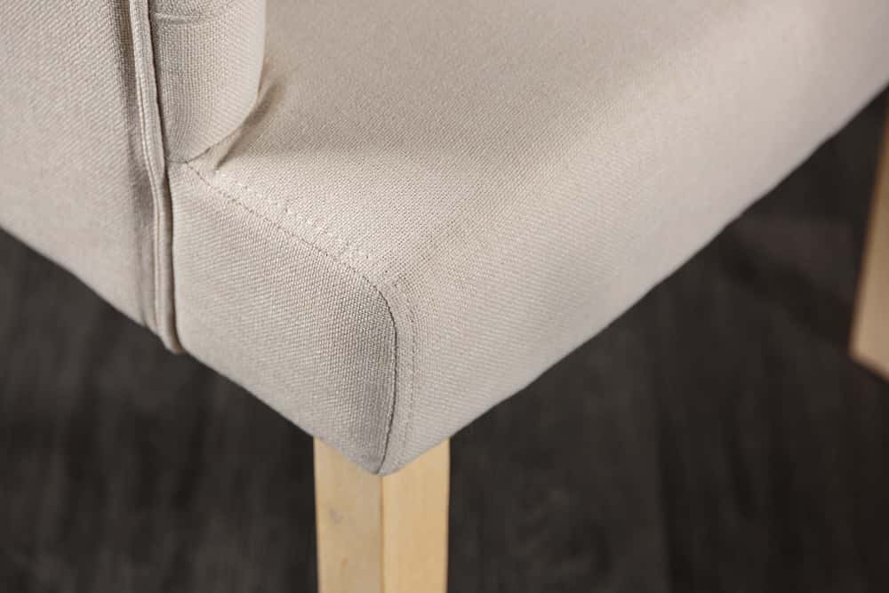 Eleganter Armlehnen Stuhl CASTLE beige mit Chesterfield Steppung im Landhausstil