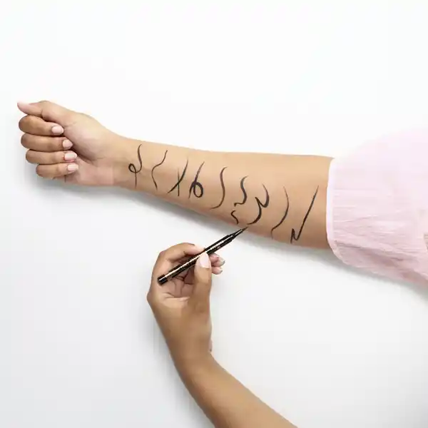 Eyeliner pen extra long-lasting 010 Blackest Black