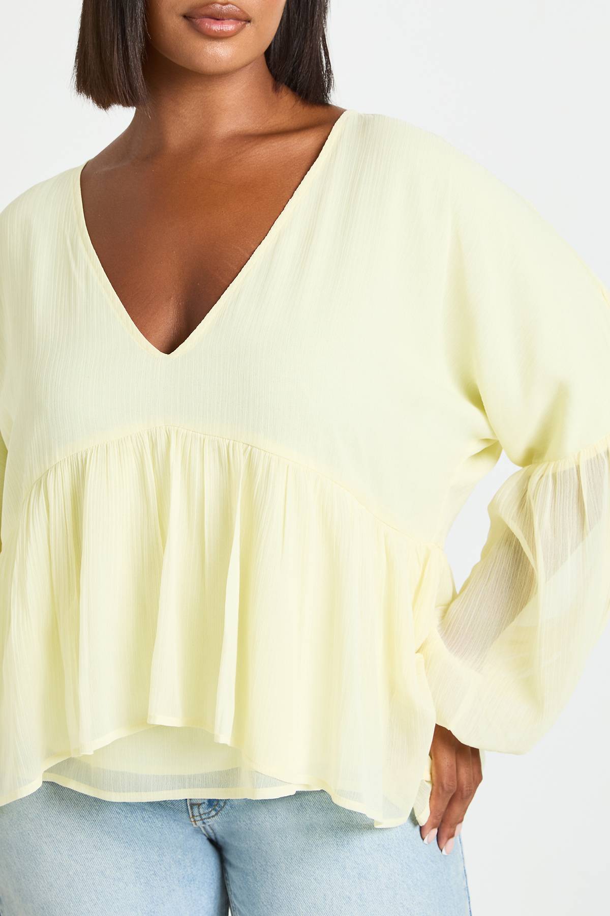 boohoo Blouse Grande Taille En Mousseline À Volants Et Décolleté Plongeant