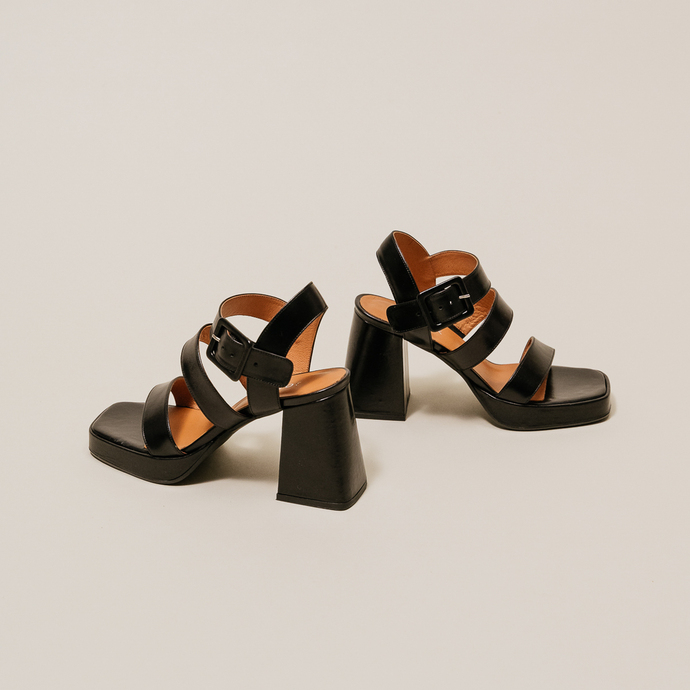 Sandales à brides ouvertes et plateformes  en cuir noir