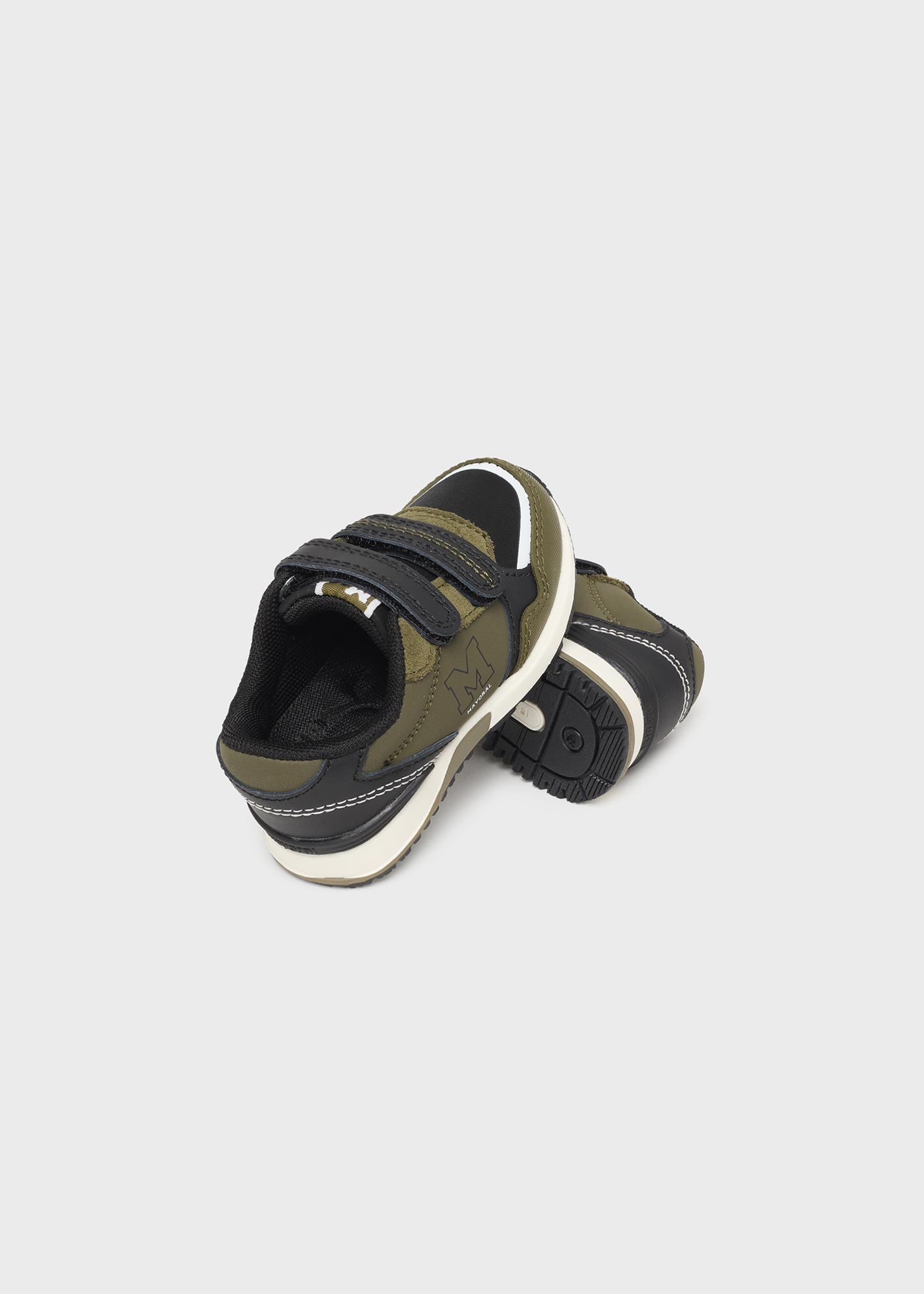 Tênis de couro para bebê com fecho de velcro