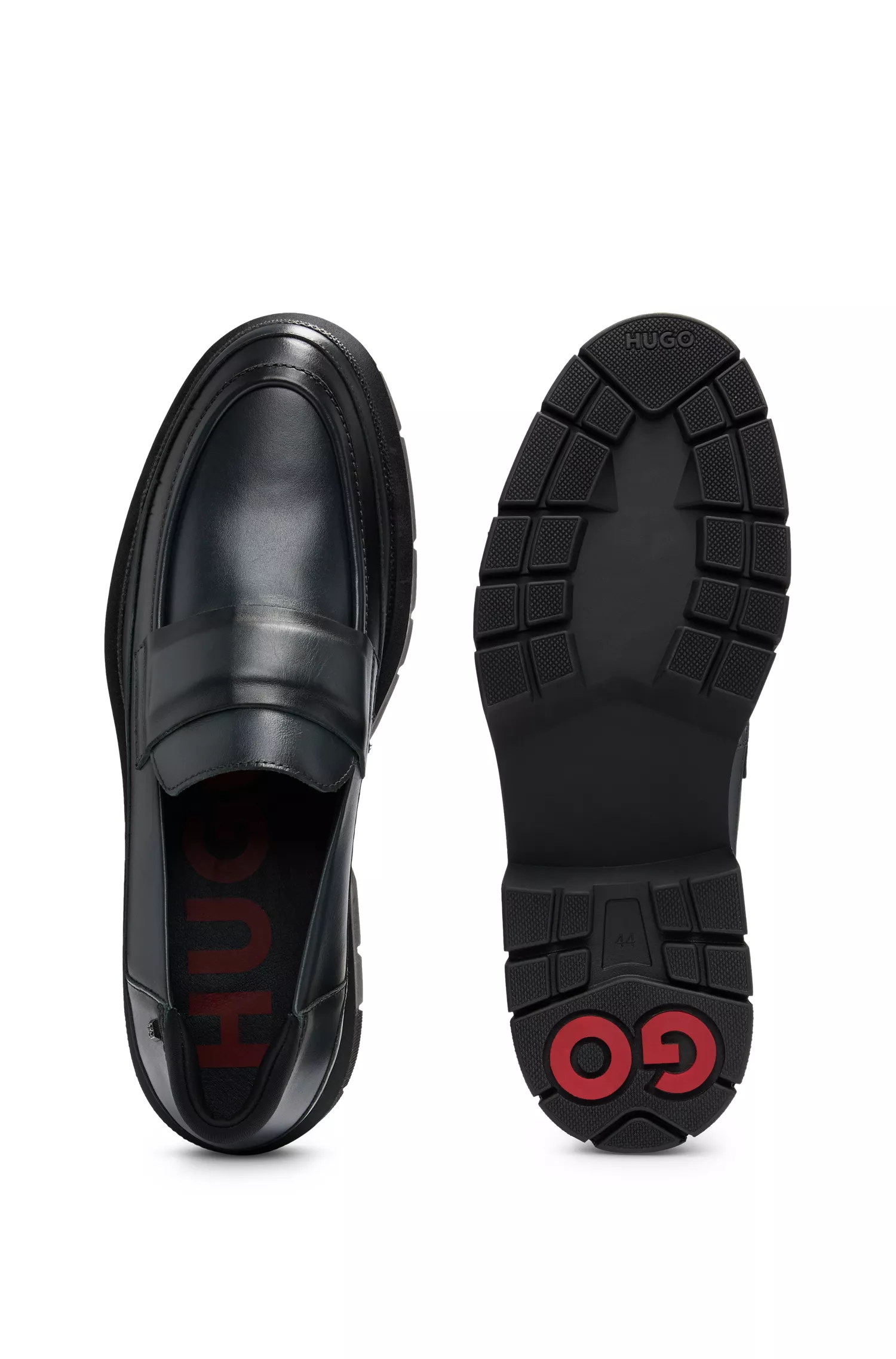 Mocassins HUGO em couro napa vermelho com detalhe acolchoado em formato de moeda.