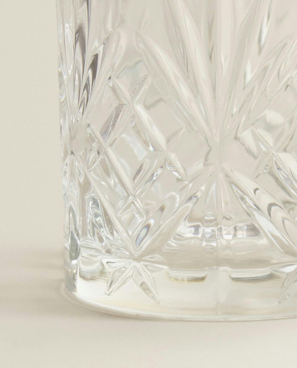 Copo de cristal com design em relevo