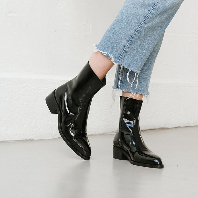 Bottines à bouts pointus  en vernis noir