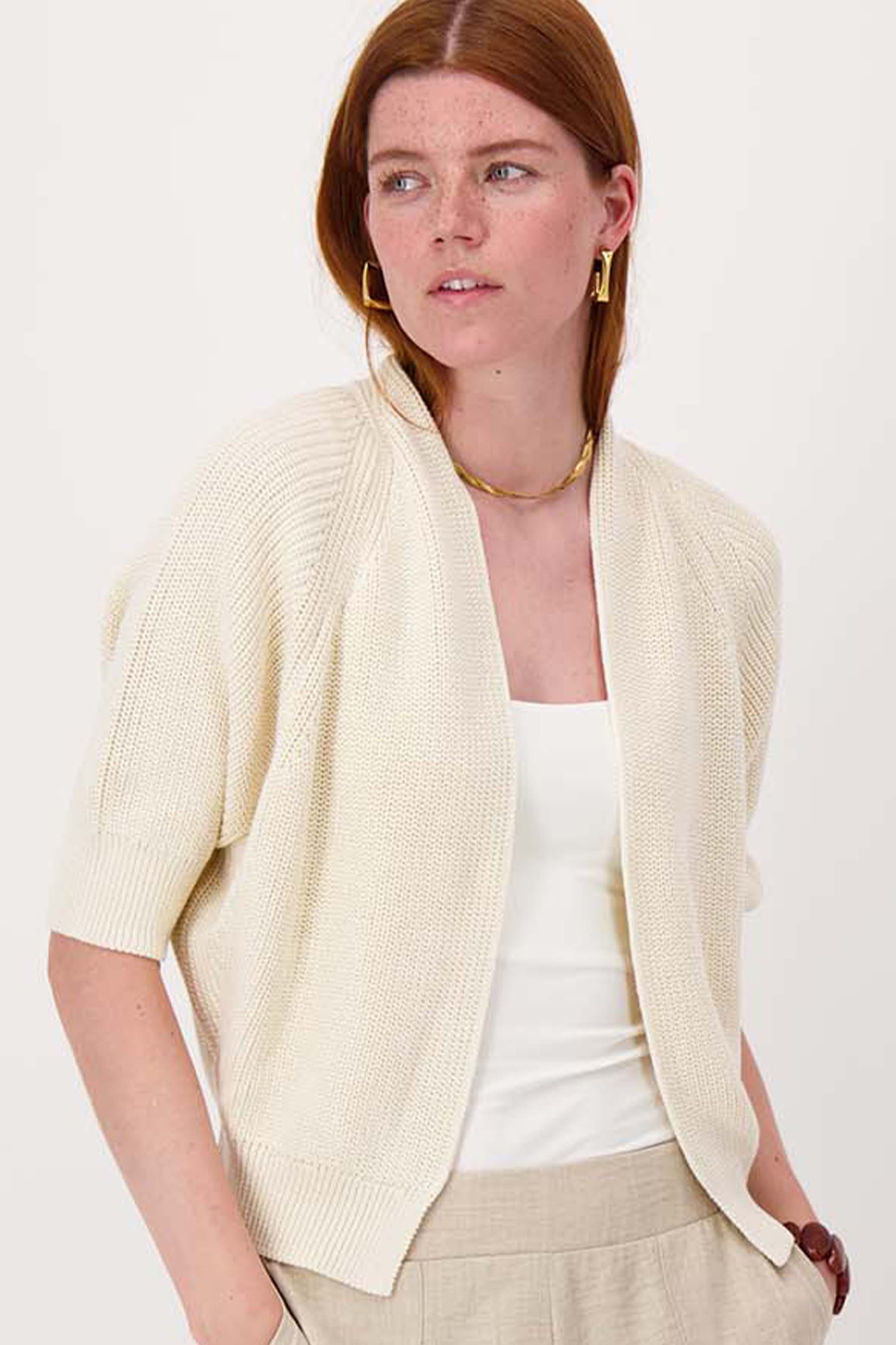 vest met vleermuis mouwen met hart broche