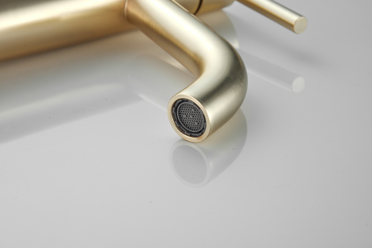Saniclear Plus hoge wastafelkraan geborsteld messing mat goud