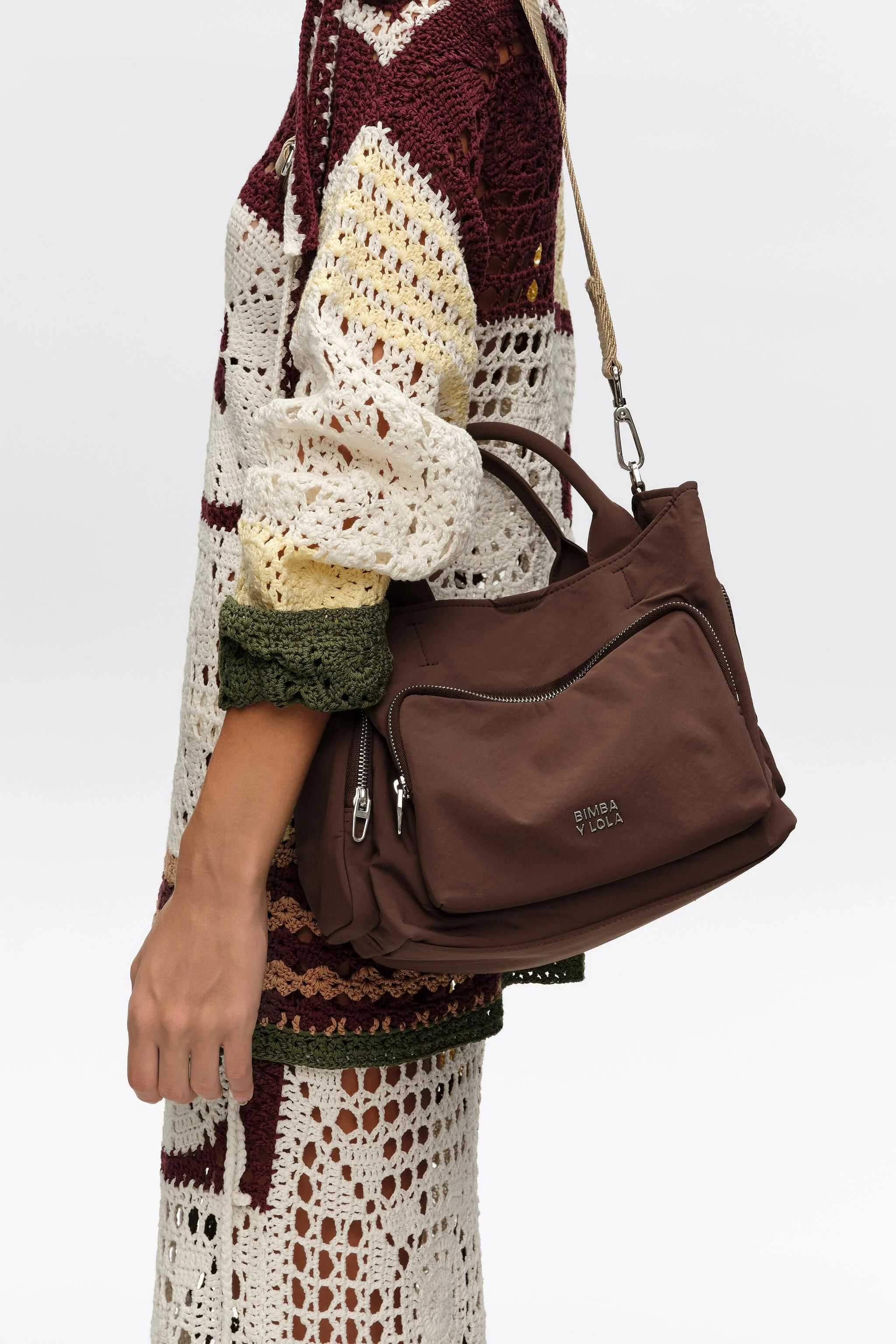 Bolsa transversal grande de nylon marrom escuro com bolsos.
