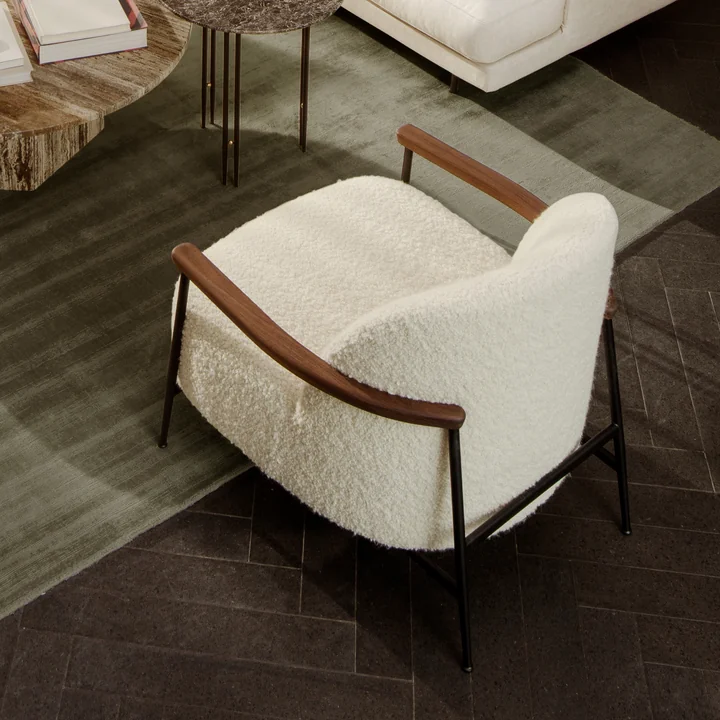 Gubi - Sejour Lounge Chair mit Armlehnen, matt schwarz / Walnuss geölt / Dedar Flair Special 201