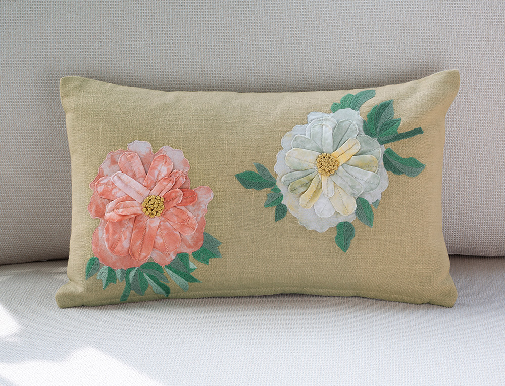 Coussin brodé-Valse des fleurs