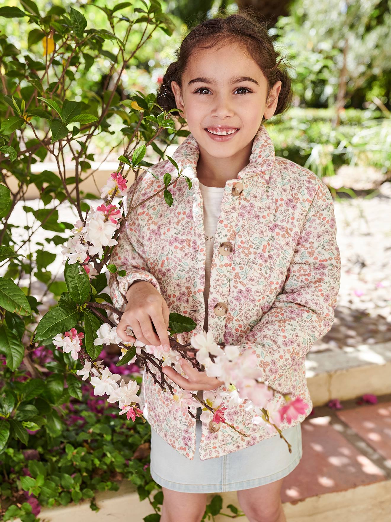 Jaqueta acolchoada off-white com estampa floral para meninas